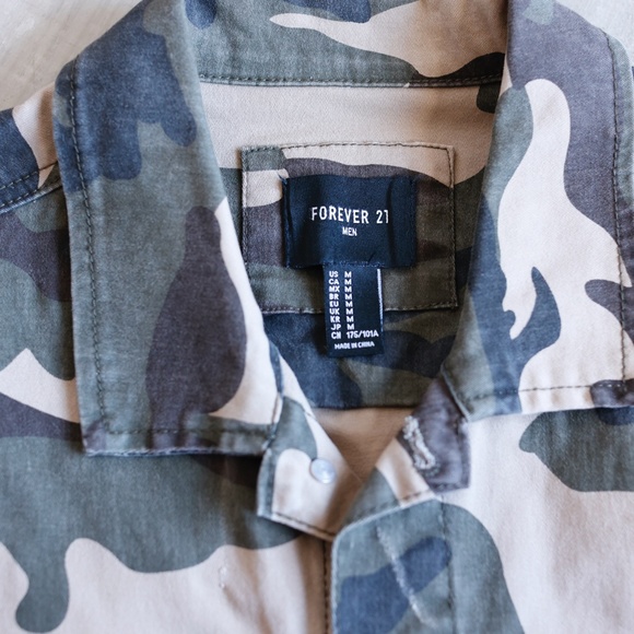 Men's Camo Jacket Forever 21 Size Medium Cotton Twill NWOT - Picture 2 of 6